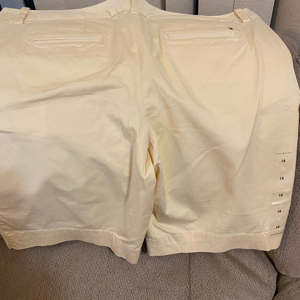 Tommy Hilfiger Women’s Shorts SZ 16 NWOT Light Yellow 2 % Spandex mint